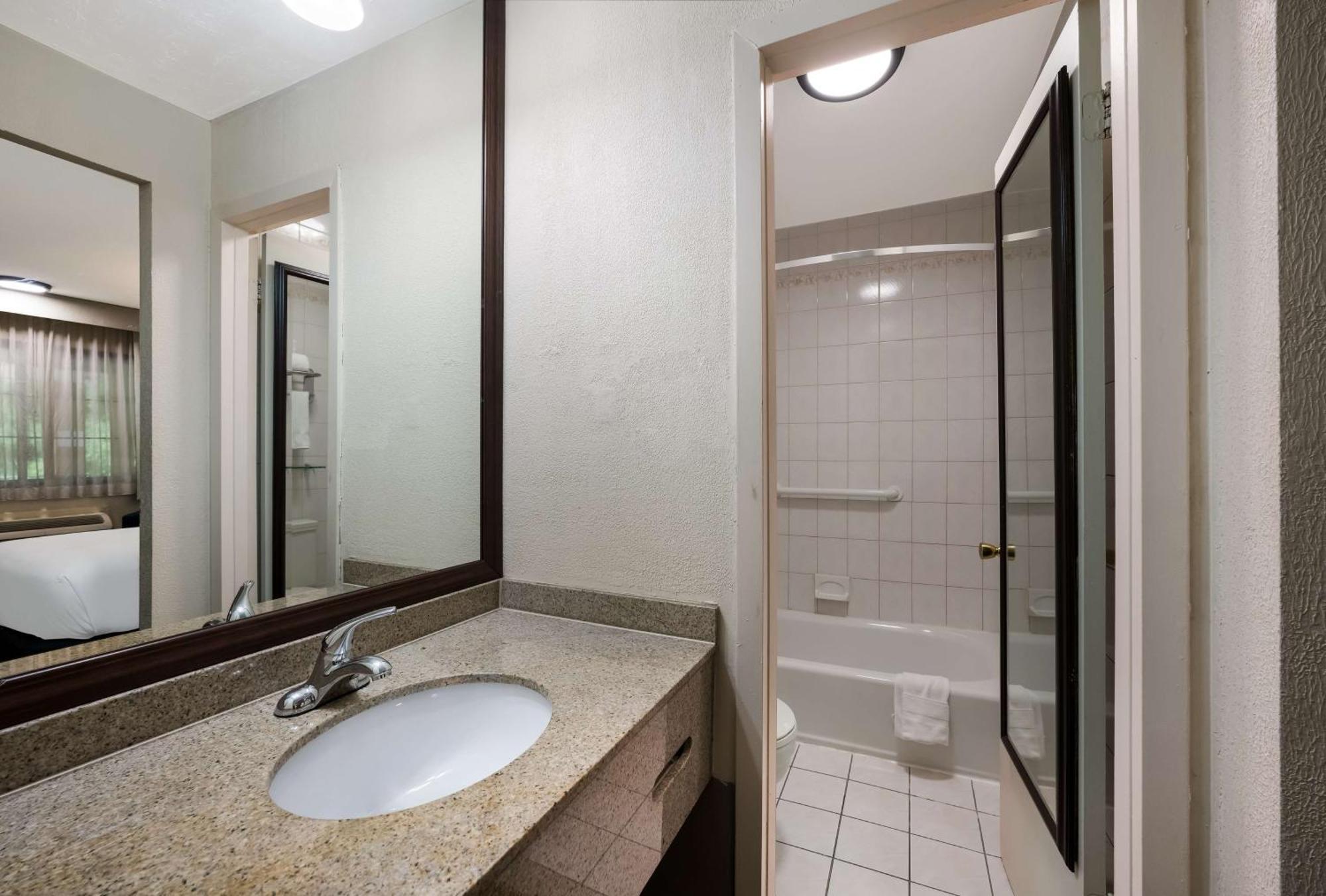 Surestay Plus By Best Western Woodbury Inn Extérieur photo
